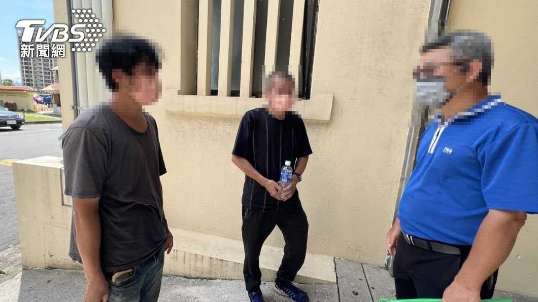 司機(左)和父親(中)向死者的家屬致歉(右)。(圖/吳欣晏攝)