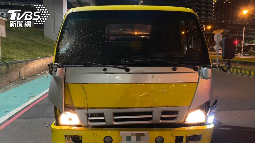 拖吊車右前車頭擋風玻璃破裂。(圖/TVBS)