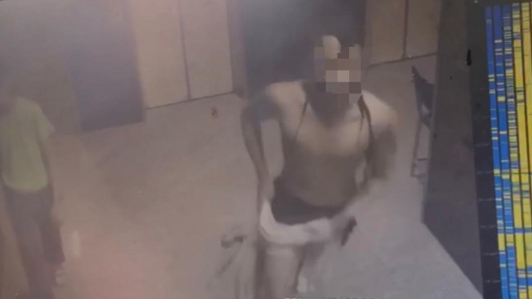 少年嚴重燒燙傷，社區監視器捕捉到事發當下少年逃出畫面。（圖／民眾提供）