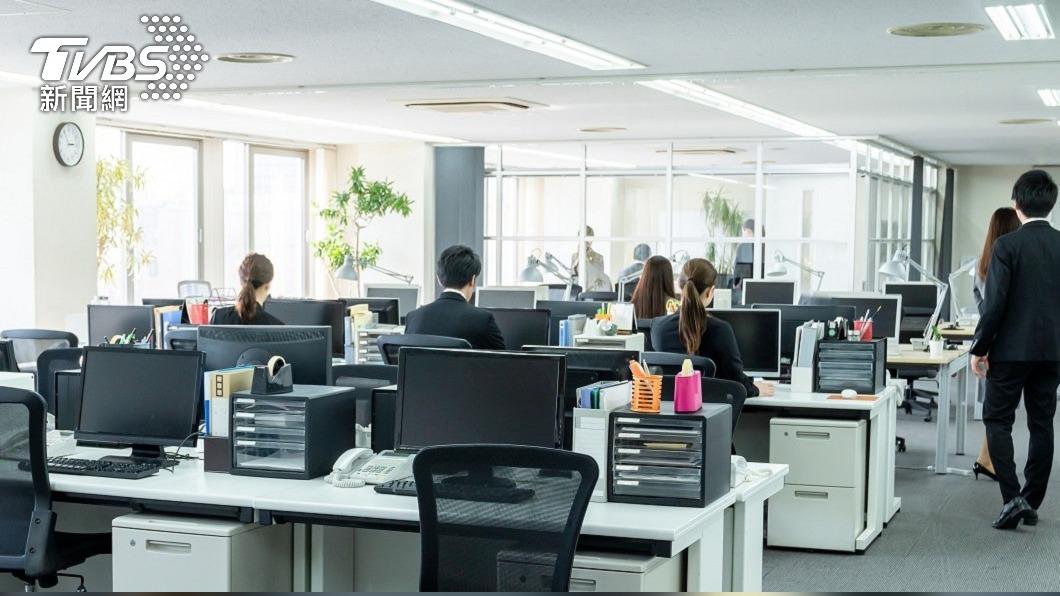 午休時間也待在公司 他喊「應該給薪水」! 過來人說話了
