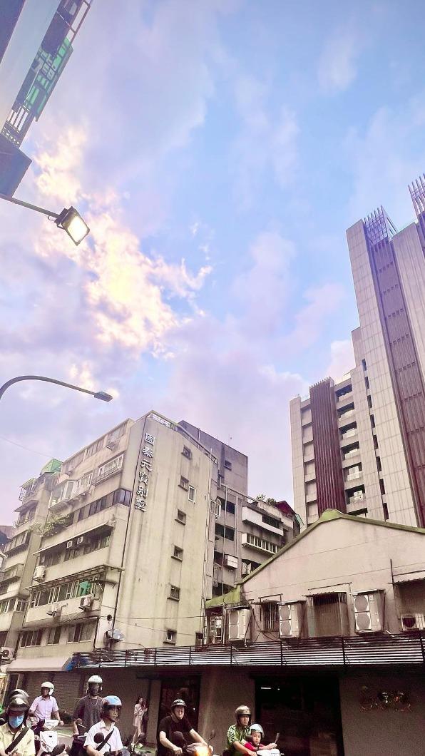 錦德回憶父親牽著他走這條馬路帶他看電影情景,並為父親加油打氣。廖峻、錦德父子倆感情深厚。(圖/翻攝自錦德臉書)