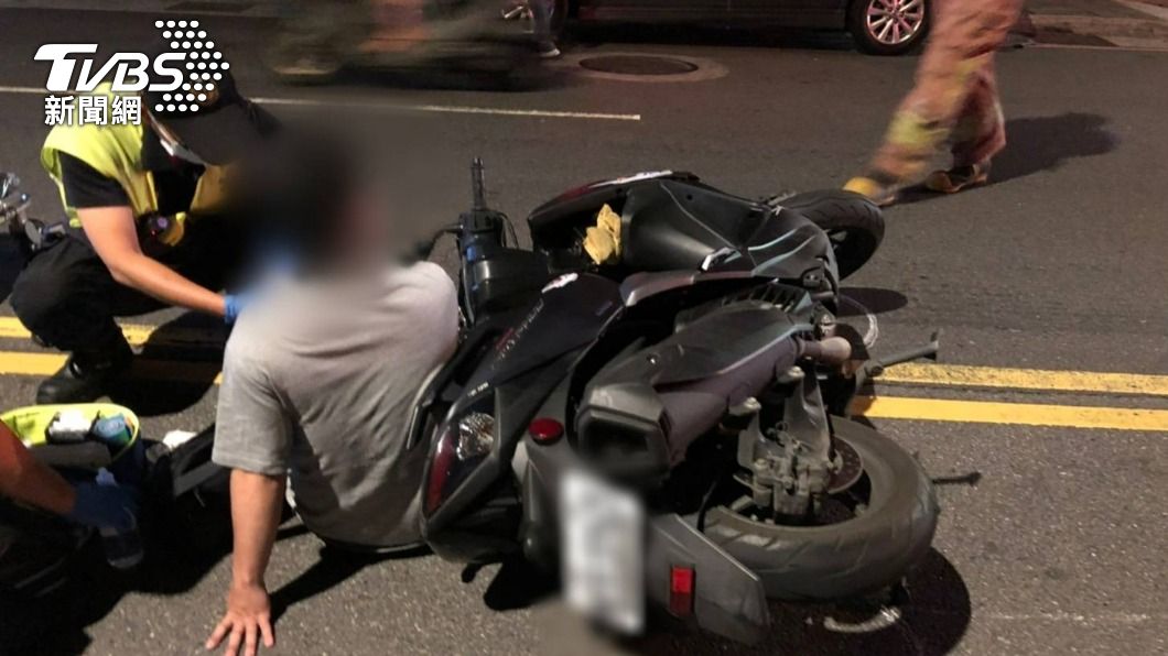 騎士驚嚇摔車。(圖/TVBS)