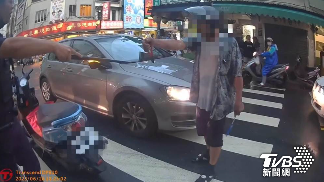 酒醉翁失控拿扁鑽砸車!還嗆警開槍啊 秒遭壓制趴地哀嚎