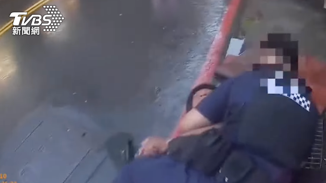 老翁被員警壓制在地。（圖／警方提供）