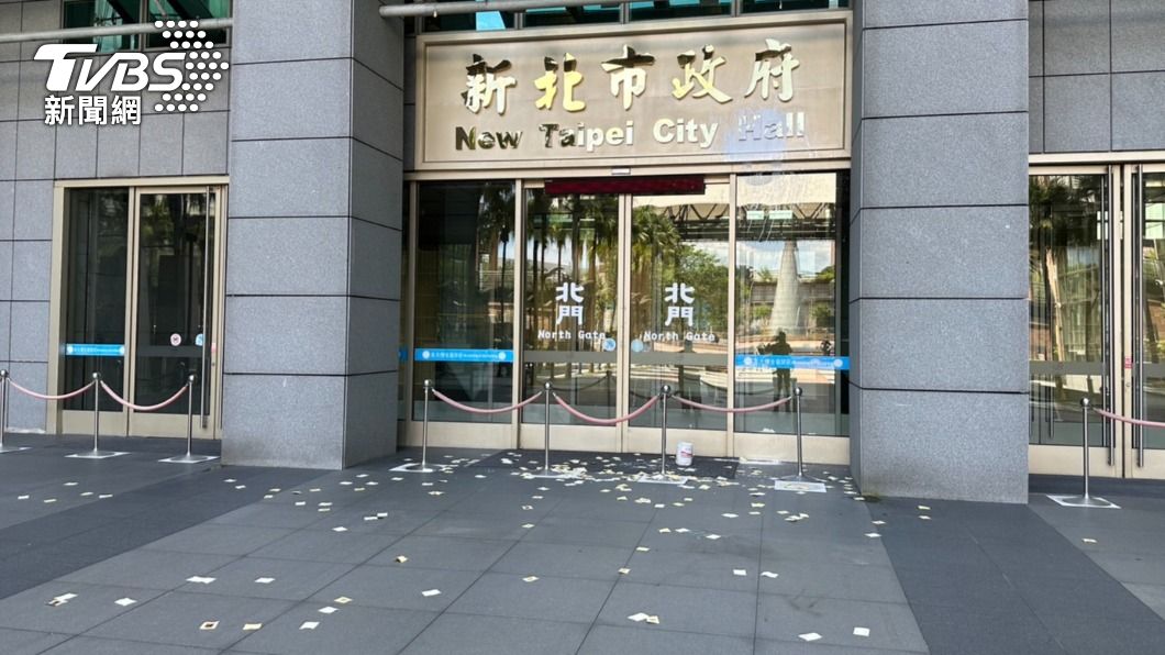 1週前才潑漆抓不怕 男又赴新北市府潑漆、撒冥紙當場被逮