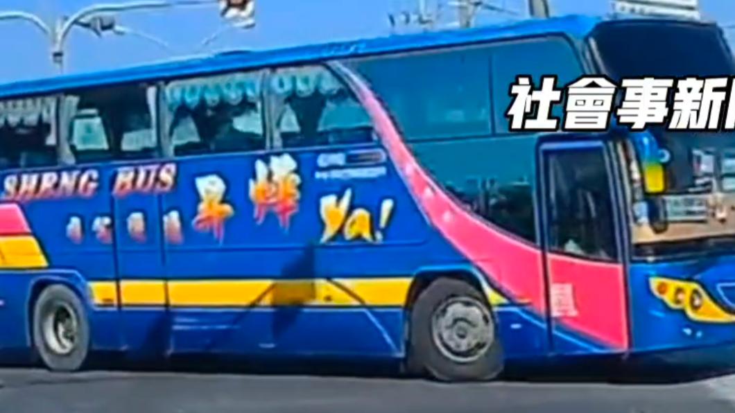 行駛在南向車道的一台遊覽車突然左轉彎要進入加油站。(圖/翻攝自社會事新聞影音)