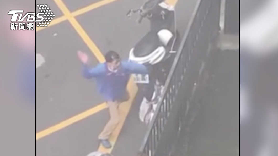 新北市淡水一名男子與妻子起口角後當街狂毆她。(圖/翻攝自Dcard)