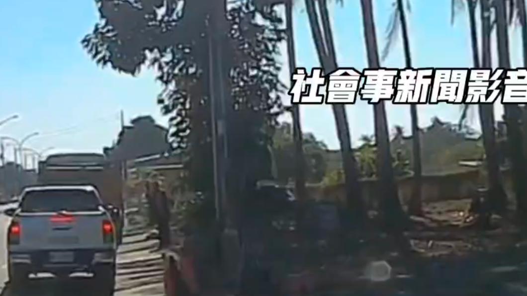 貨車駕駛在打滑後衝到對向車道路旁。(圖/翻攝自社會事新聞影音)