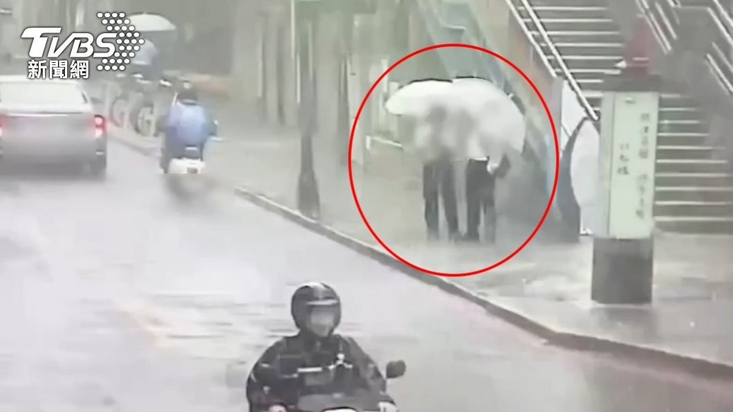 車手與老翁面交。(圖/TVBS)
