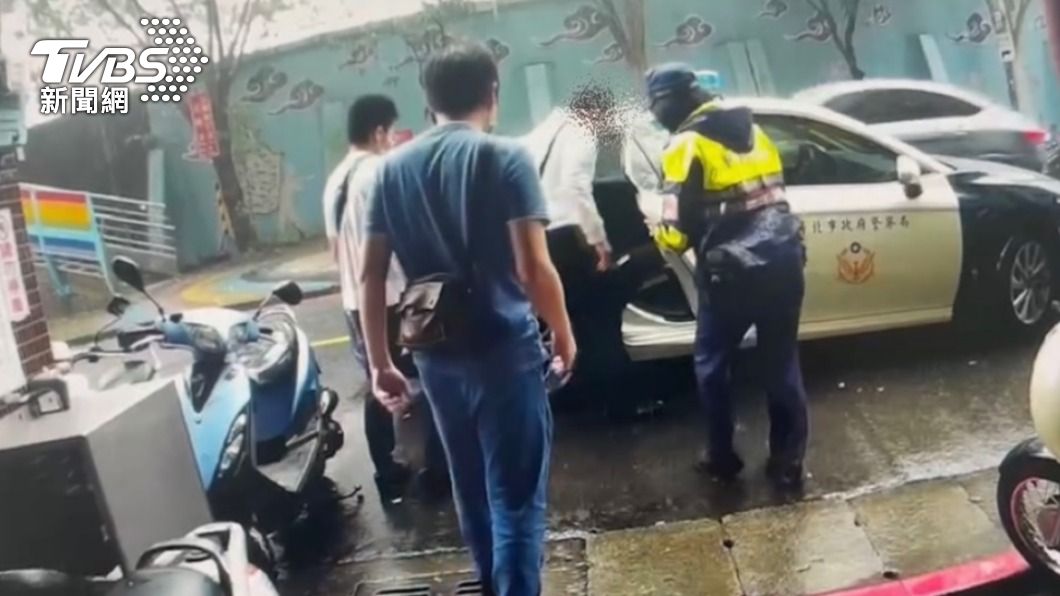 警方將人帶回派出所。(圖/TVBS)