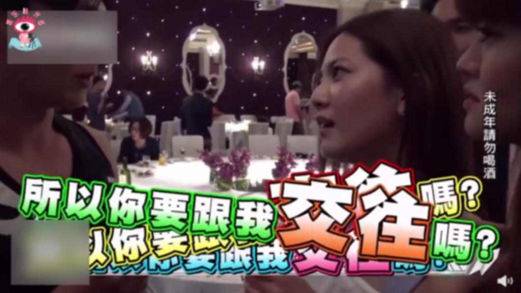 曾之喬表示只親男朋友,炎亞綸順勢問「所以你要跟我交往」。(圖/翻攝自新浪娛樂微博)