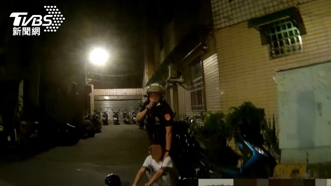巷內飄詭異惡臭!巡邏警化身「好鼻師」 速逮拉K毒蟲