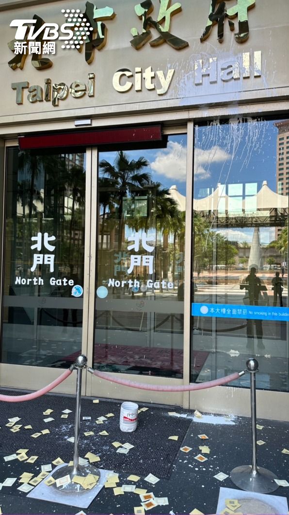 新北市府遭潑白漆。(圖/TVBS)