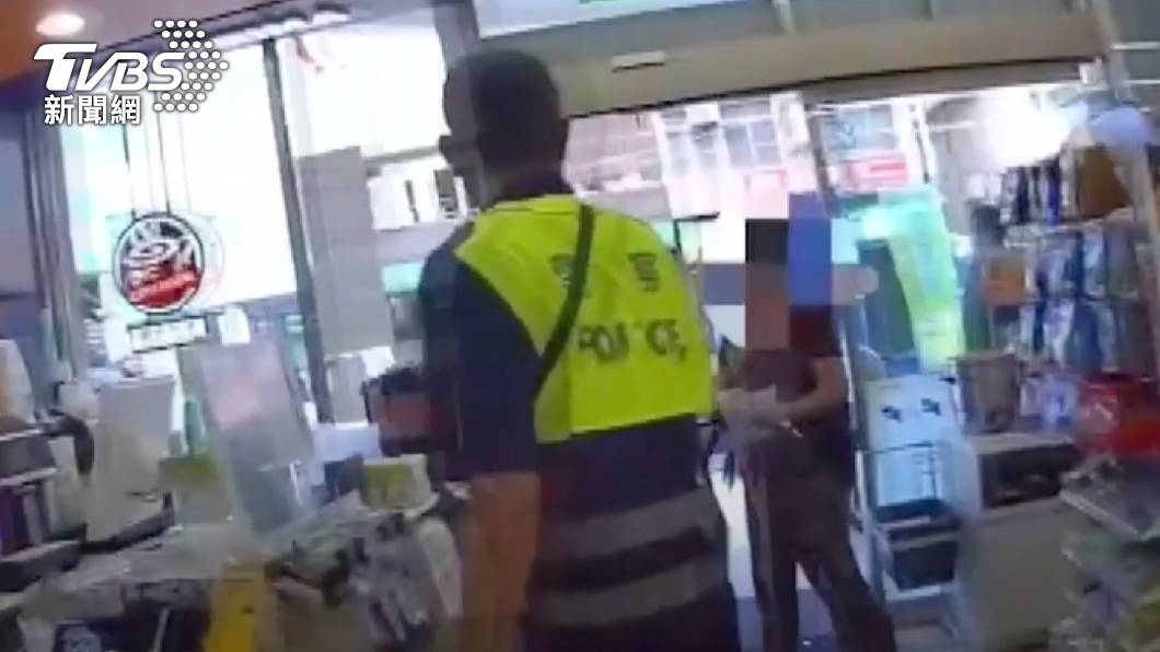 考量超商當時無人管理,員警暫時接手。(圖/警方提供)