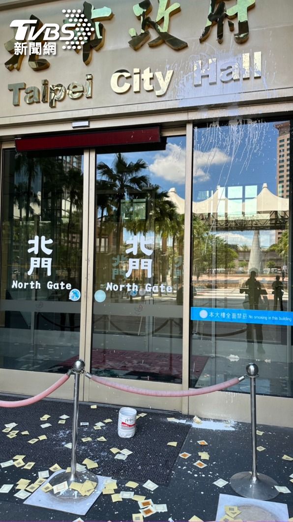 男子兩度前往新北市府潑漆撒冥紙。(圖/TVBS)