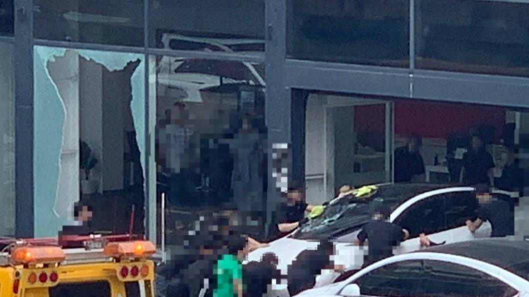 玻璃和車輛受損。(圖/翻攝記者爆料網)