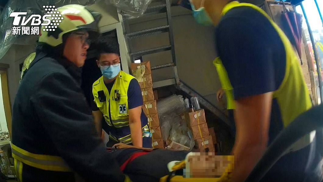 貨梯「失速急墜」釀禍!男遭貨物重壓 意識不清搶救中