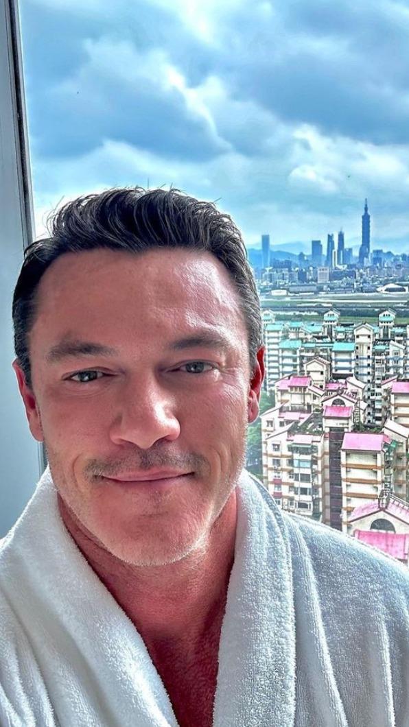 前陣子才抵達台北拍電影。(圖/翻攝自Luke Evans IG)