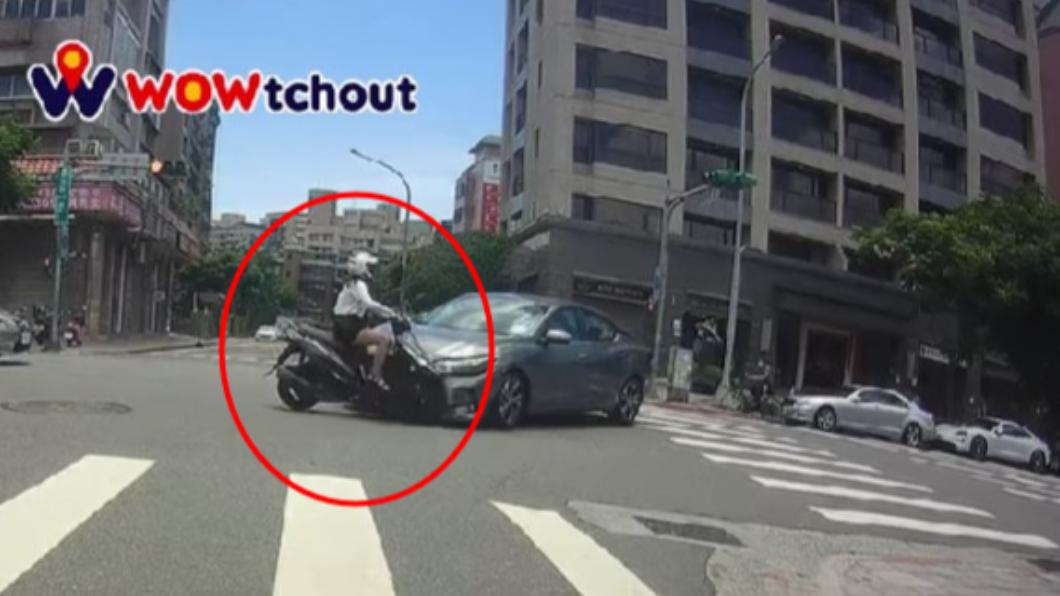 轎車疑似未禮讓直行車。(圖/翻攝自WoWtchout-地圖型行車影像分享平台)