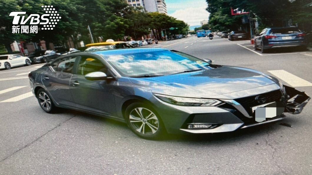 轎車機車毀損,女騎士受傷。(圖/TVBS)