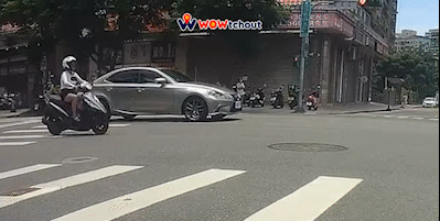 女騎士遭撞摔飛。(圖/翻攝自WoWtchout-地圖型行車影像分享平台)
