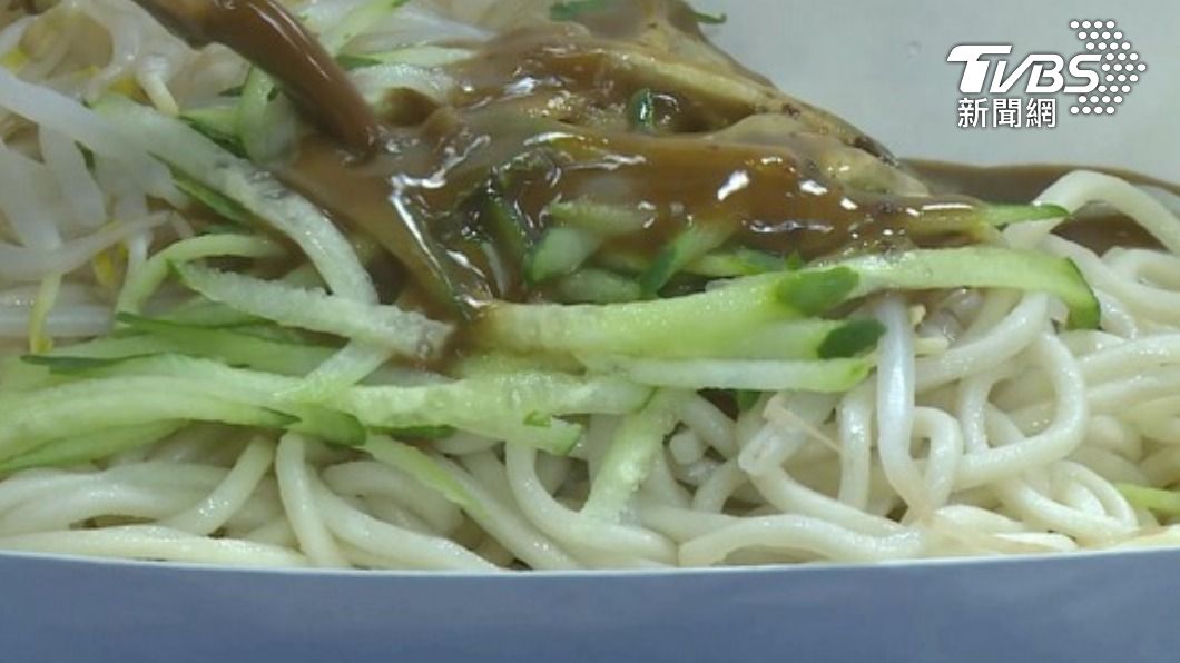原PO分享,小時候吃涼麵就是簡單一盒,沒什麼特別的。(圖/TVBS資料畫面)