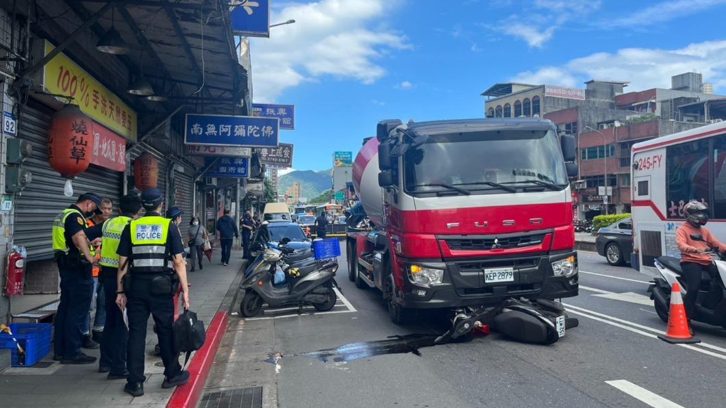 快訊／南港機車擦撞水泥預拌車　騎士遭輾當場慘死