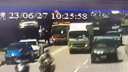 吊車重心不穩傾倒。(圖/TVBS)