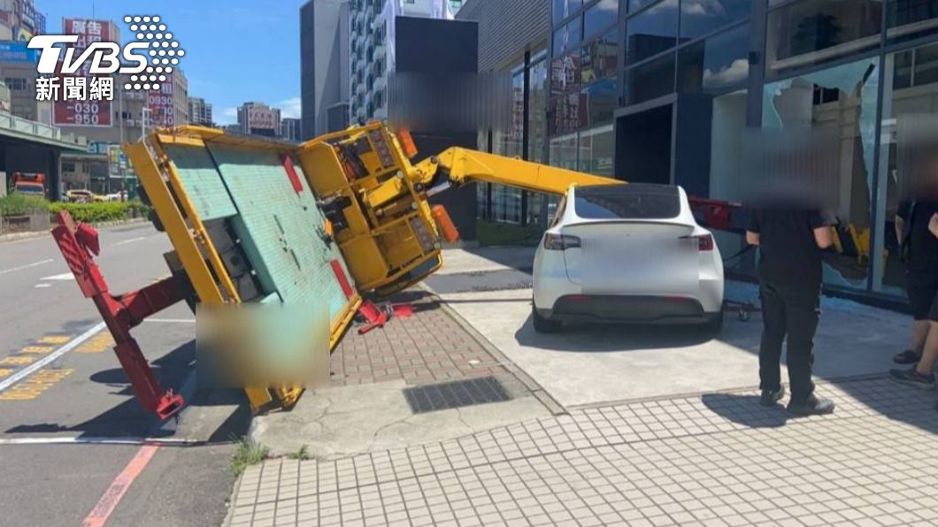 有片/中和特斯拉吊掛出意外!重心不穩傾倒 撞破展間玻璃