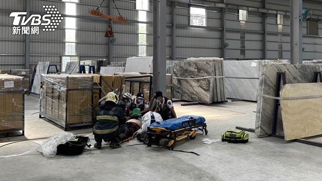 高雄大理石工廠「720公斤石材突倒塌」 工人遭砸中身亡