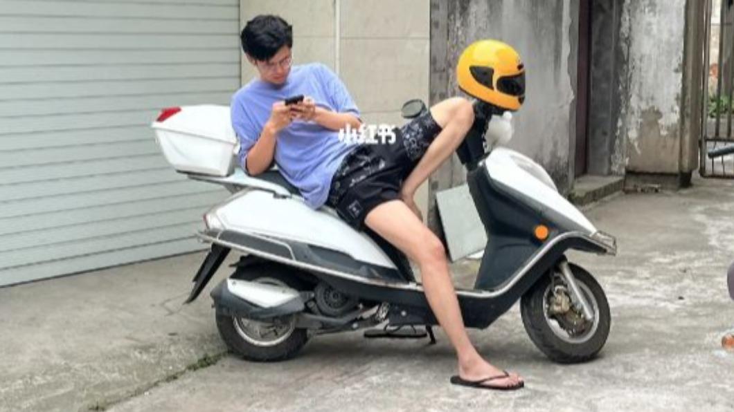 原PO悠哉地靠在摩托車上，結果卻被女友誤看成在與陌生女子偷情。（圖／翻攝自小紅書）