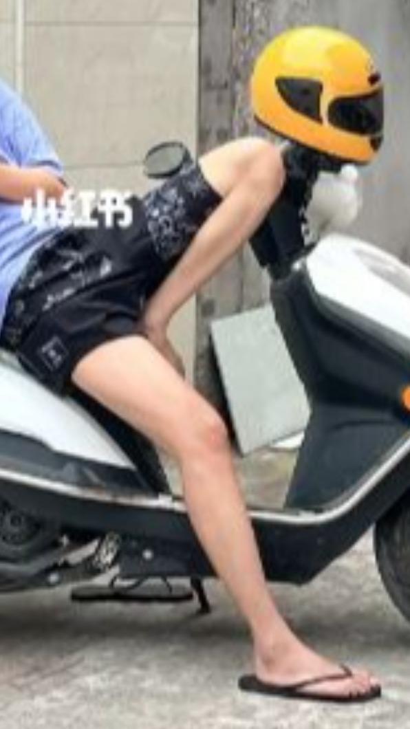 不少網友第一眼都把原PO的雙腳與安全帽，看成一名彎腰的女子。（圖／翻攝自小紅書）