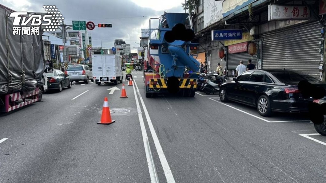 水泥車撞倒機車後輾過婦人，地上留下長長的刮痕。（圖／TVBS）