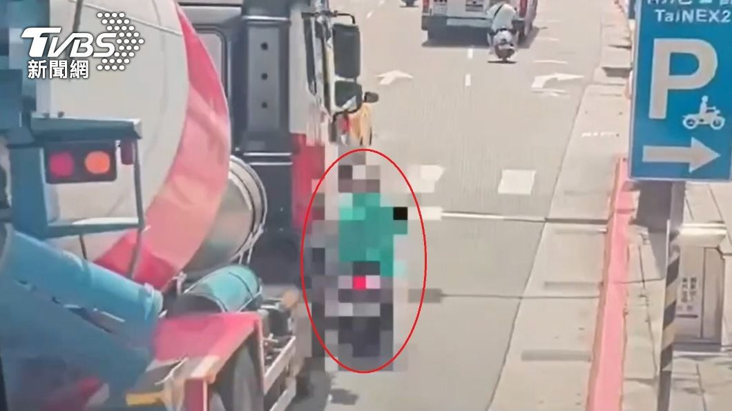監視器拍下案發前，機車與水泥車距離相當接近。（圖／TVBS）