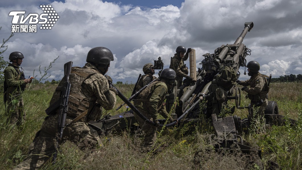 烏克蘭軍人準備用美國提供的M777榴彈砲向俄羅斯陣地開火。（圖／達志影像美聯社資料畫面）