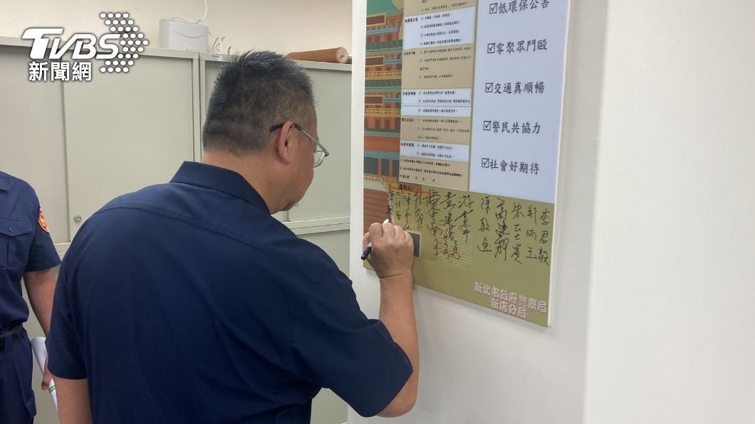 新店分局廣邀地方宮廟簽署「優質宮廟文化行動公約」。（圖／TVBS）