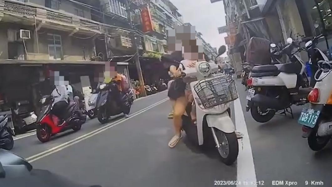 男騎士一轉彎差點撞上三貼機車。(圖/Facebook三重蘆洲幫)