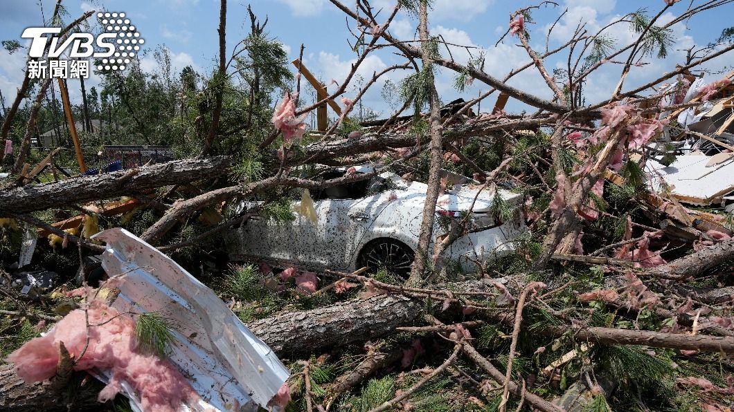 美國密西西比州（Mississippi）遭龍捲風狂襲，車輛被折斷的樹枝覆蓋。（圖／達志影像美聯社）