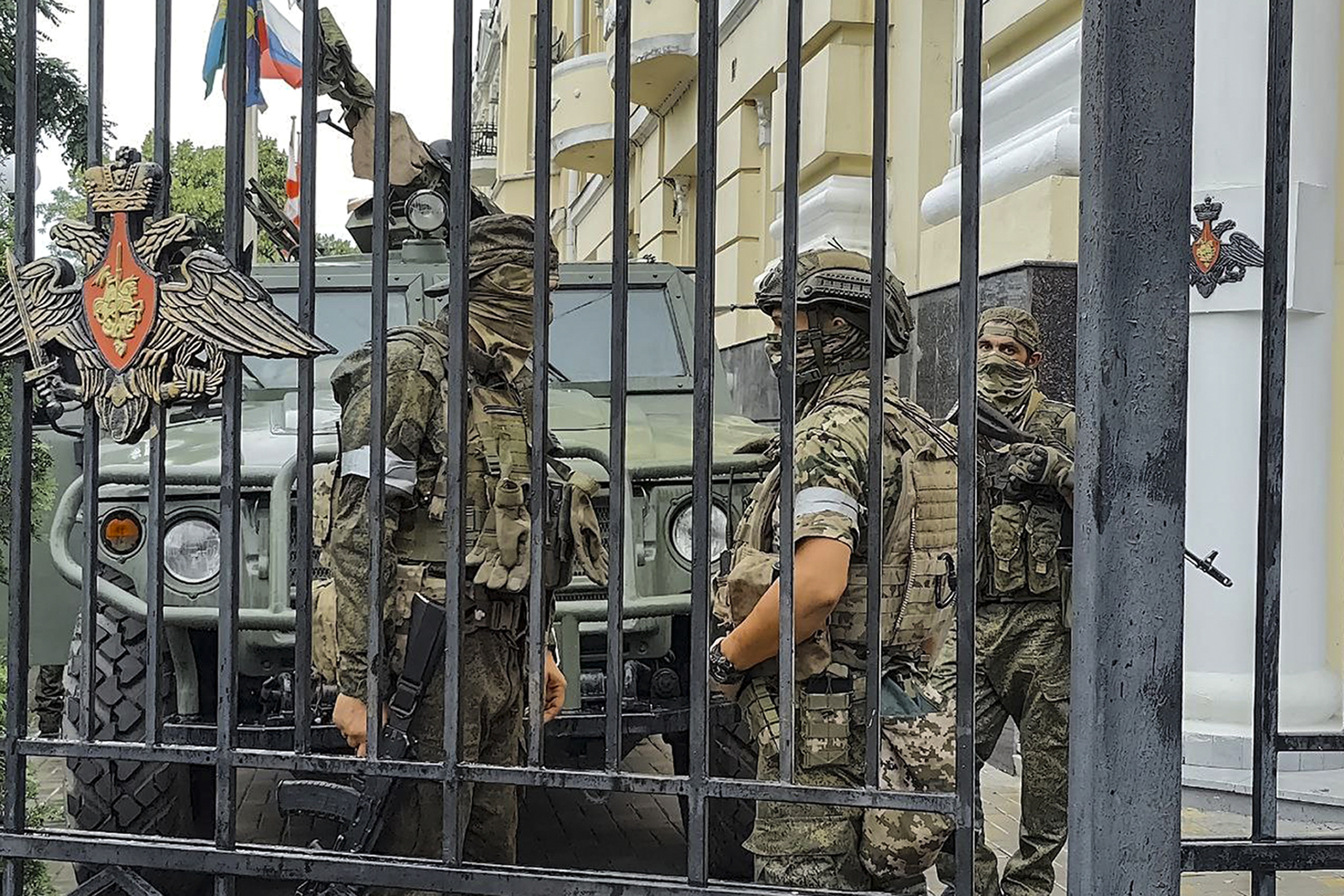 南部軍區總部鐵門深鎖,駐防部隊全副武裝把守各個出入口。(照片來源:AP)