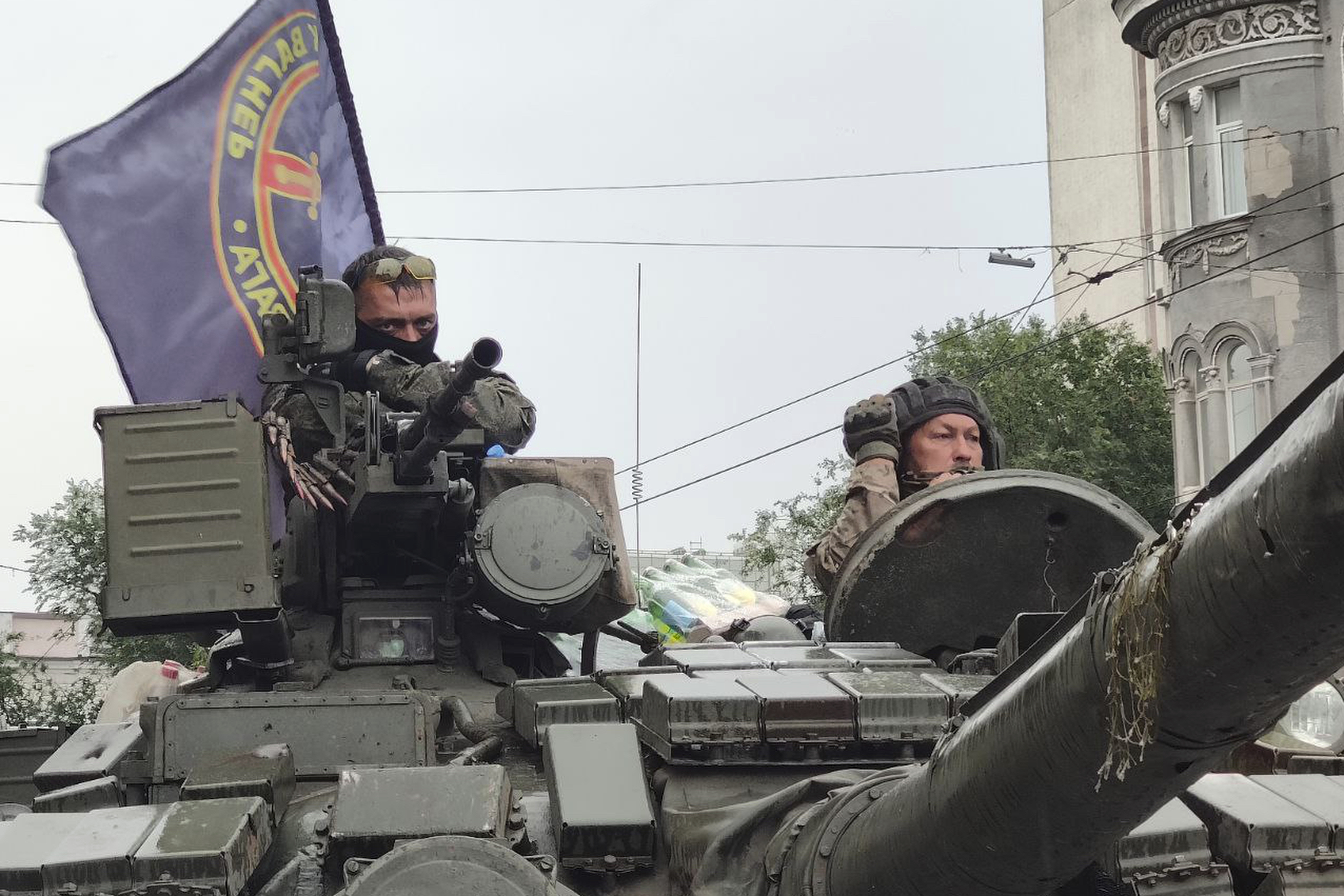 瓦格納傭兵裝甲部隊駕駛坦克進入頓河畔羅斯托夫市,聲稱暫時封鎖全市。(照片來源:AP)