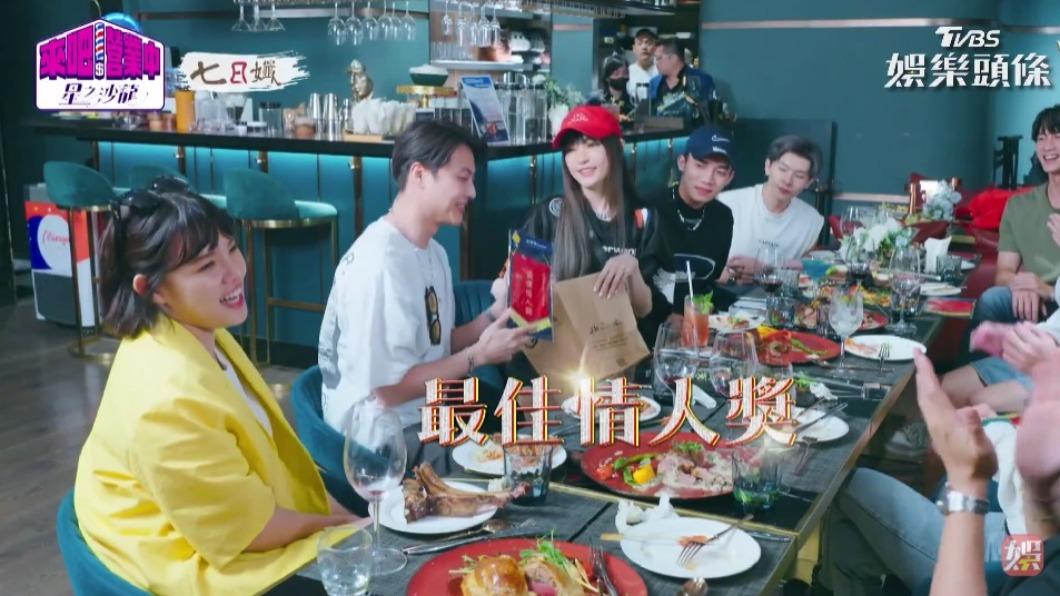 王子(左二)獲頒最佳情人獎,夥伴們大讚實至名歸。(圖/TVBS)