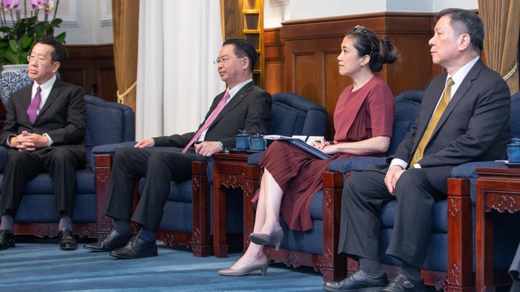 遭控不倫燒回黨內 Kolas提告陳瑩:攻聖母峰小心山難