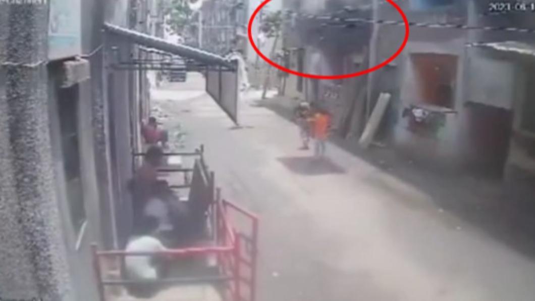 強風掀翻水塔!他走街上「秒被砸中慘死」 驚悚瞬間曝光