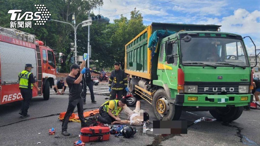 騎車遊伯朗大道遭撞!2男大生雙載捲車底 1人手掌慘被壓扁