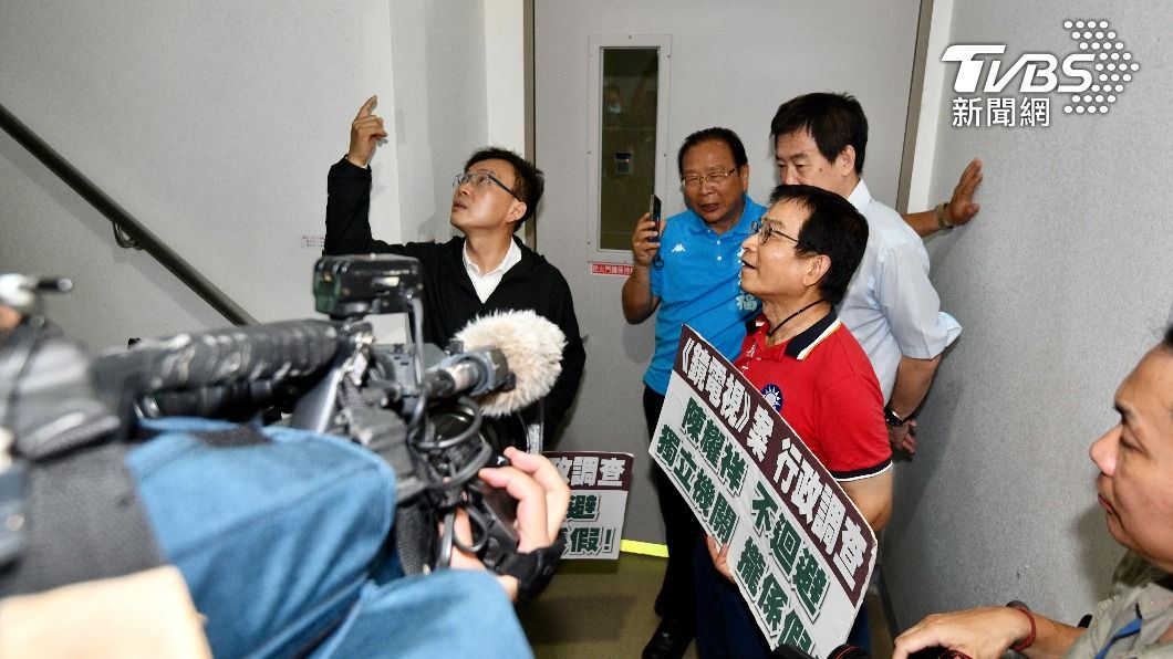NCC今(28)日將再開會審查鏡電視案,國民黨立委先是在大門口表達主張、抗議,隨後近到NCC裡頭想上樓到會議樓層但電梯樓梯被管制不得其門而入,與內部員工一番爭執。(圖/胡瑞麒攝)