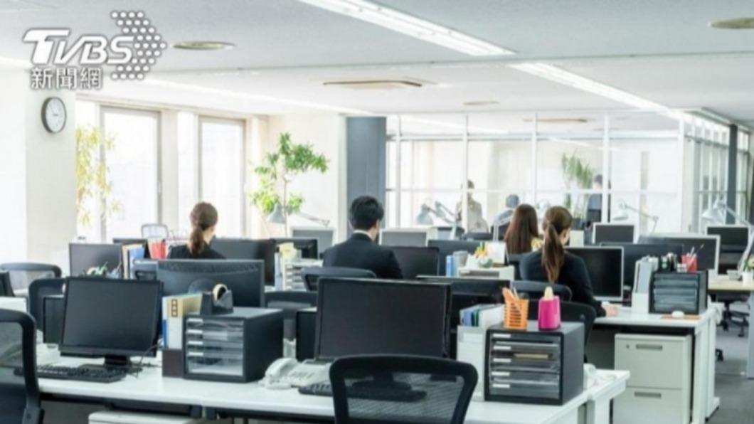 公務人員應採輪班制觀點，網友反對護航公務員。（圖／shutterstock）
