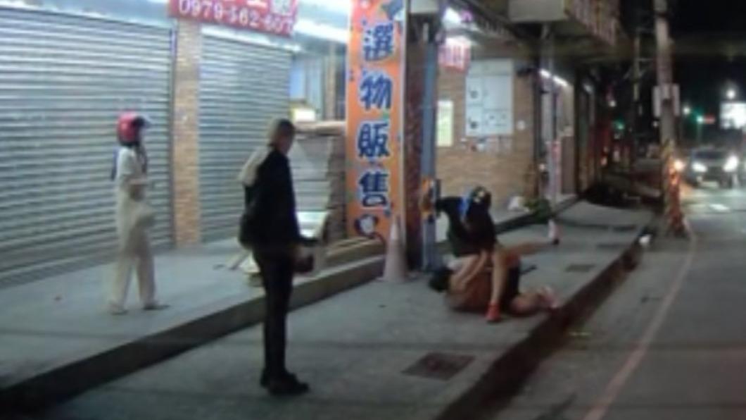 怎麼把到金髮妞?男不滿妻被調侃嗆騎士互毆 女伴看傻了