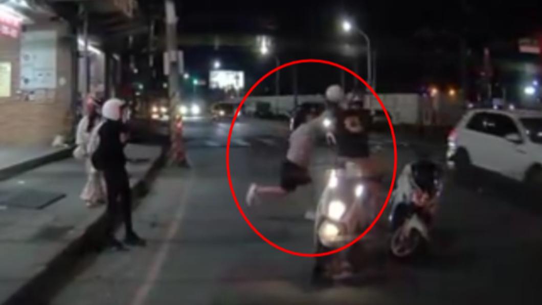兩名男子在大街上大打互毆。(圖/翻攝自記者爆料網)
