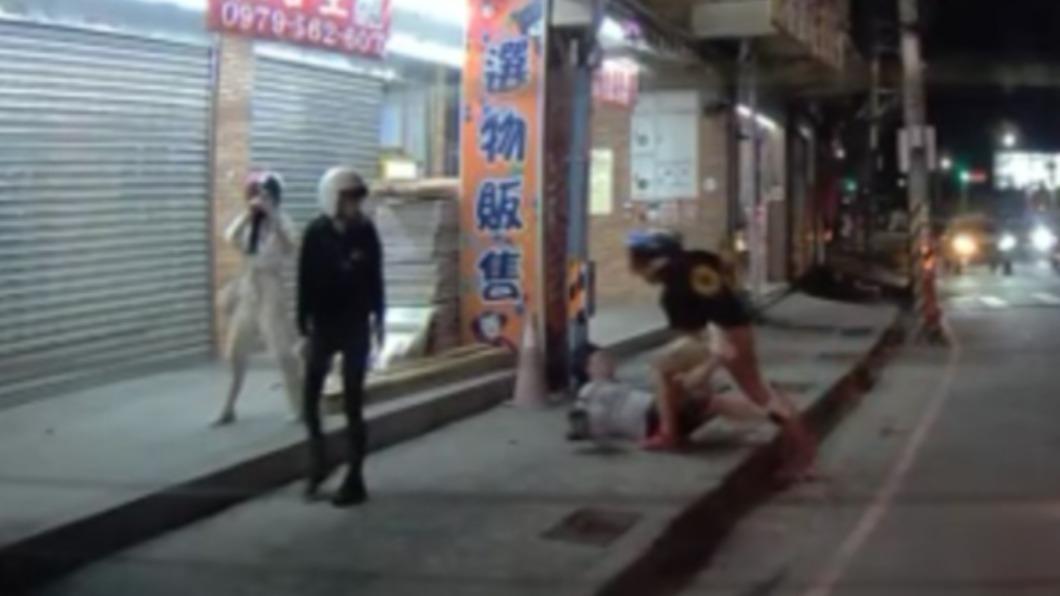 兩名女伴勸架無效,路人幫忙報警。(圖/翻攝自記者爆料網)