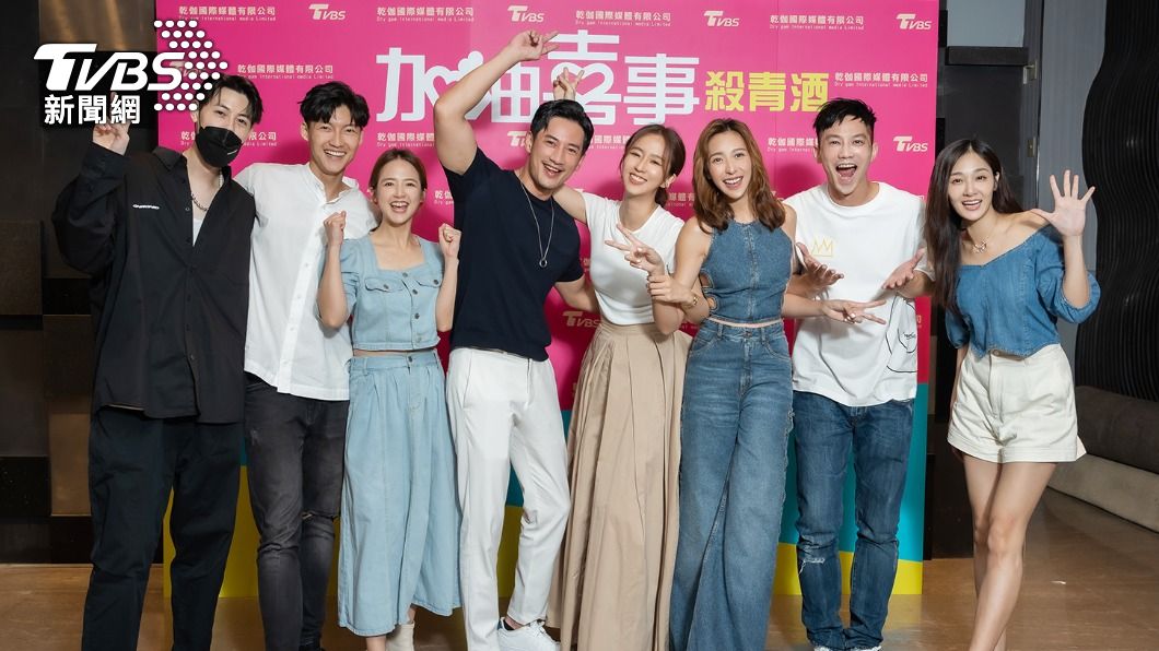 左起Teddy、劉育仁、臧芮軒、周孝安、周曉涵、楊晴、鄒承恩、邱子芯暢談殺青後的計畫。(圖/TVBS)